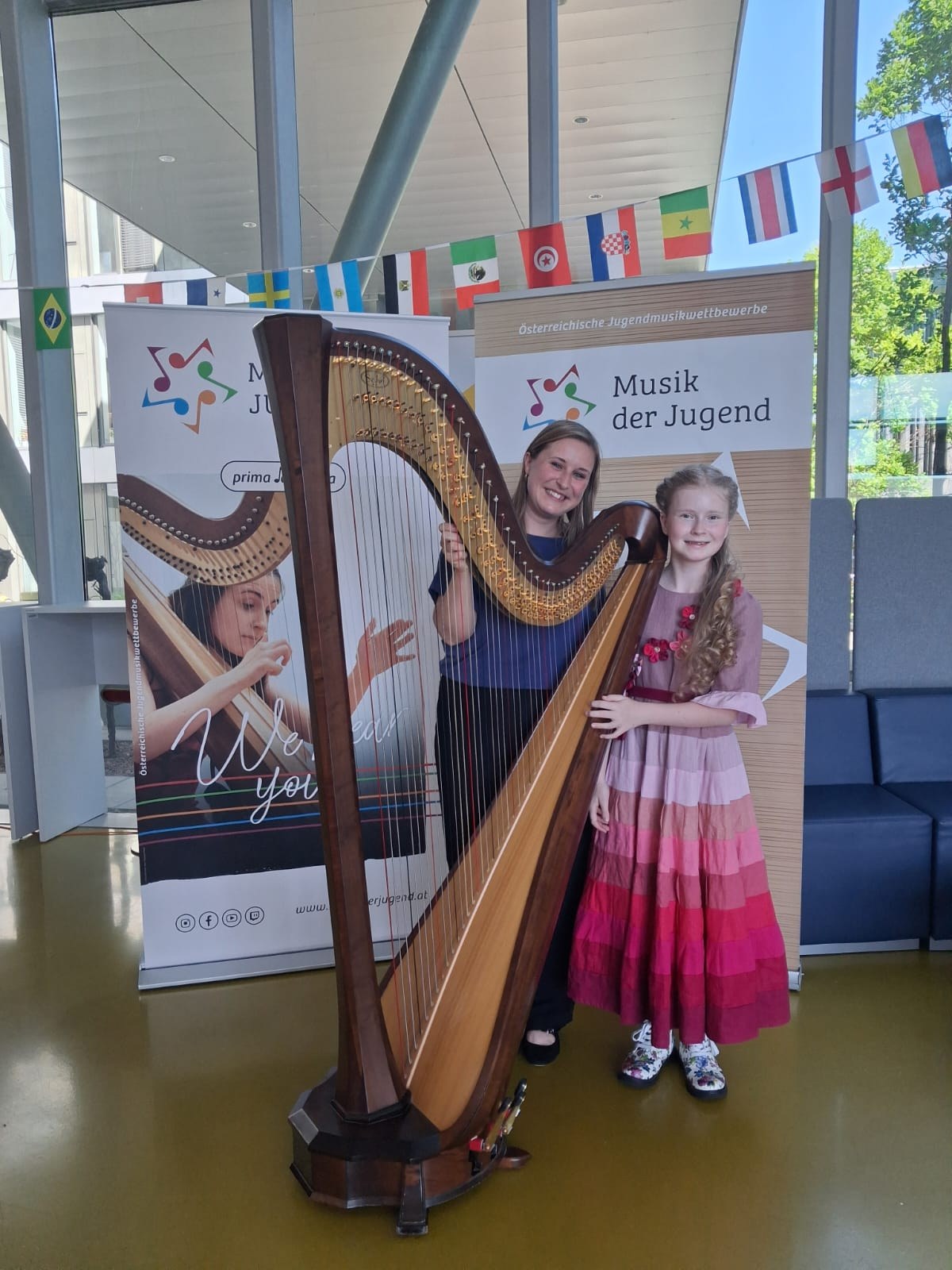 Raphaella Anastasia Steinmetz und Julia Kräuter mit Harfe beim Bundeswettbewerb prima la musica