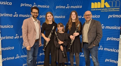 Lukas Schönsgibl und Harald Haslinger gratulieren dem Boorgy Clarinets Ensemble