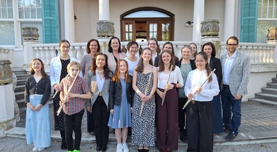 Gruppenfoto beim Wettbewerb flauto molto in der Musik- und Kunstschule St. Pölten
