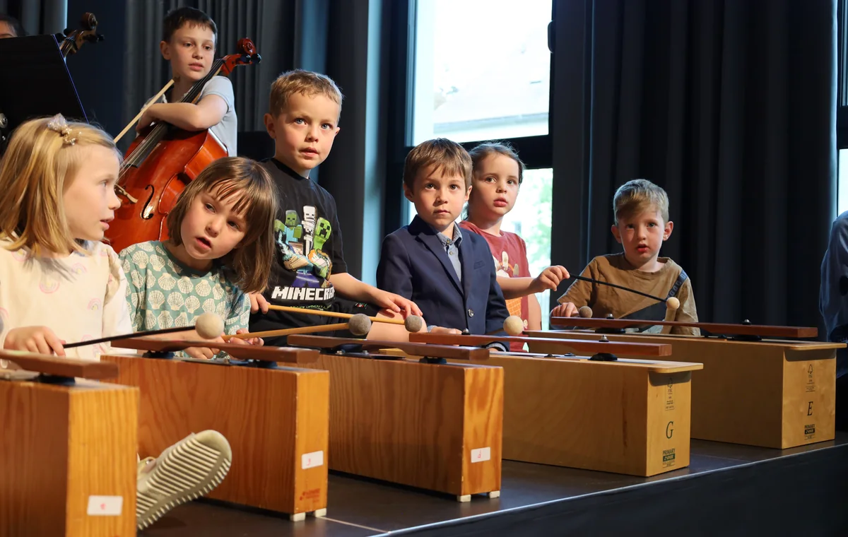 Kinder spielen beim Elementaren Musizieren auf Stabspielen