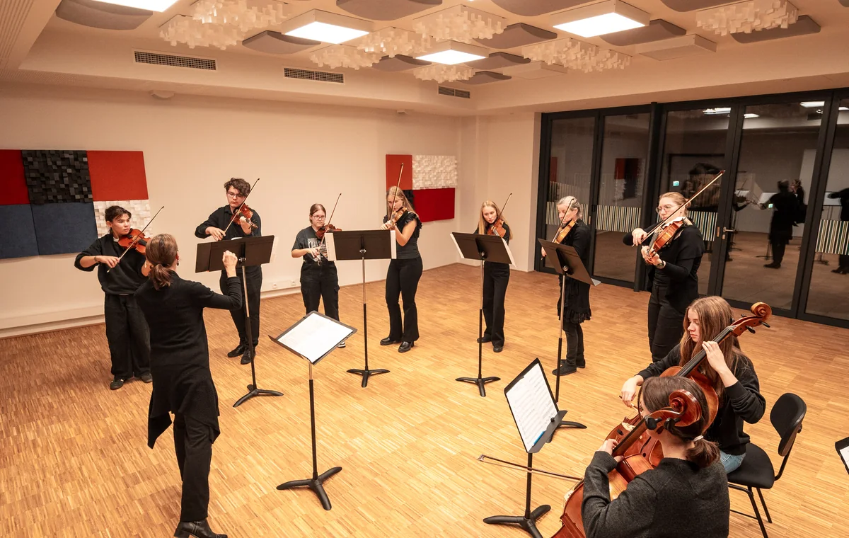 Streichensemble beim gemeinsamen Musizieren