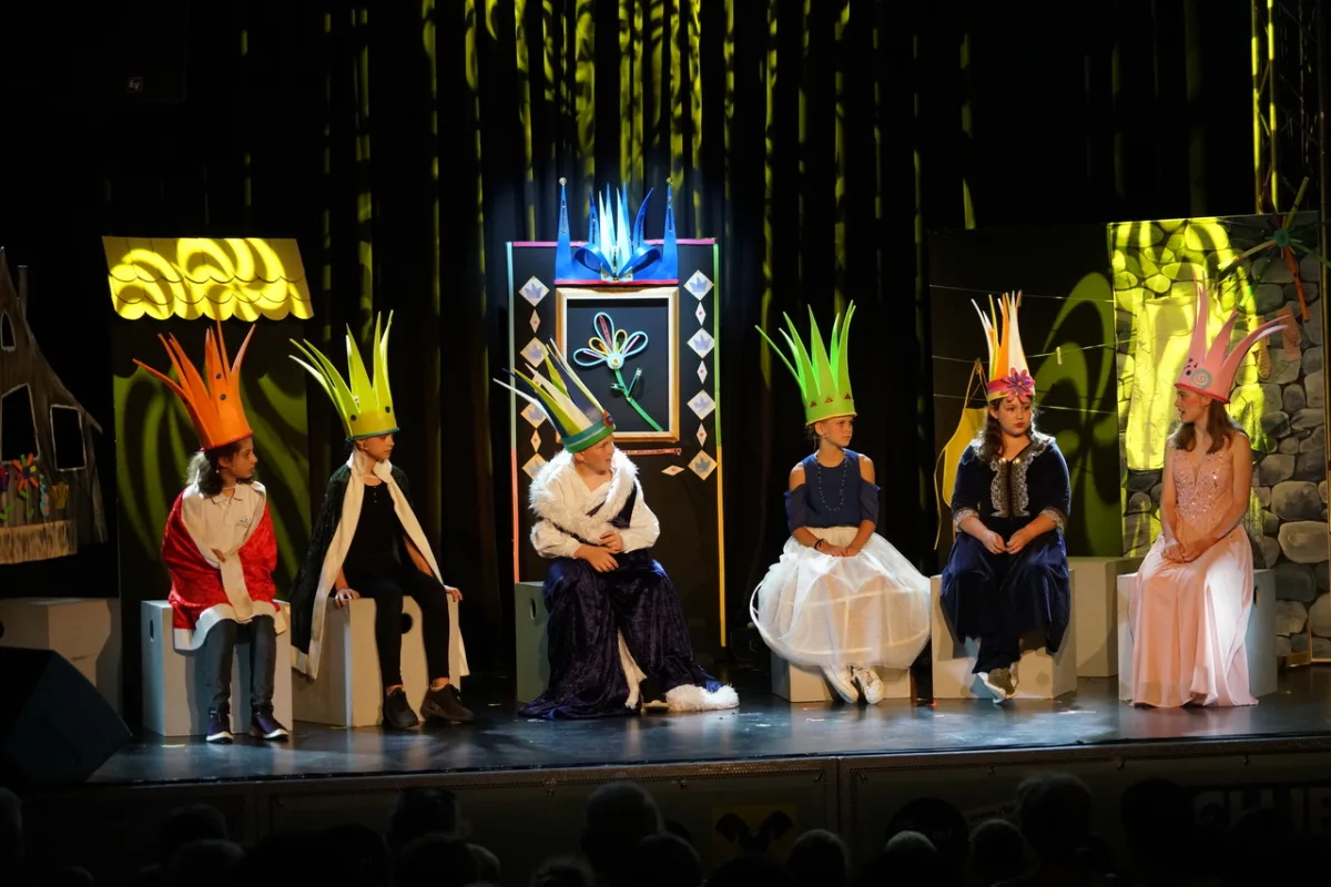Kinder praesentieren eine Musicalszene auf der Buehne